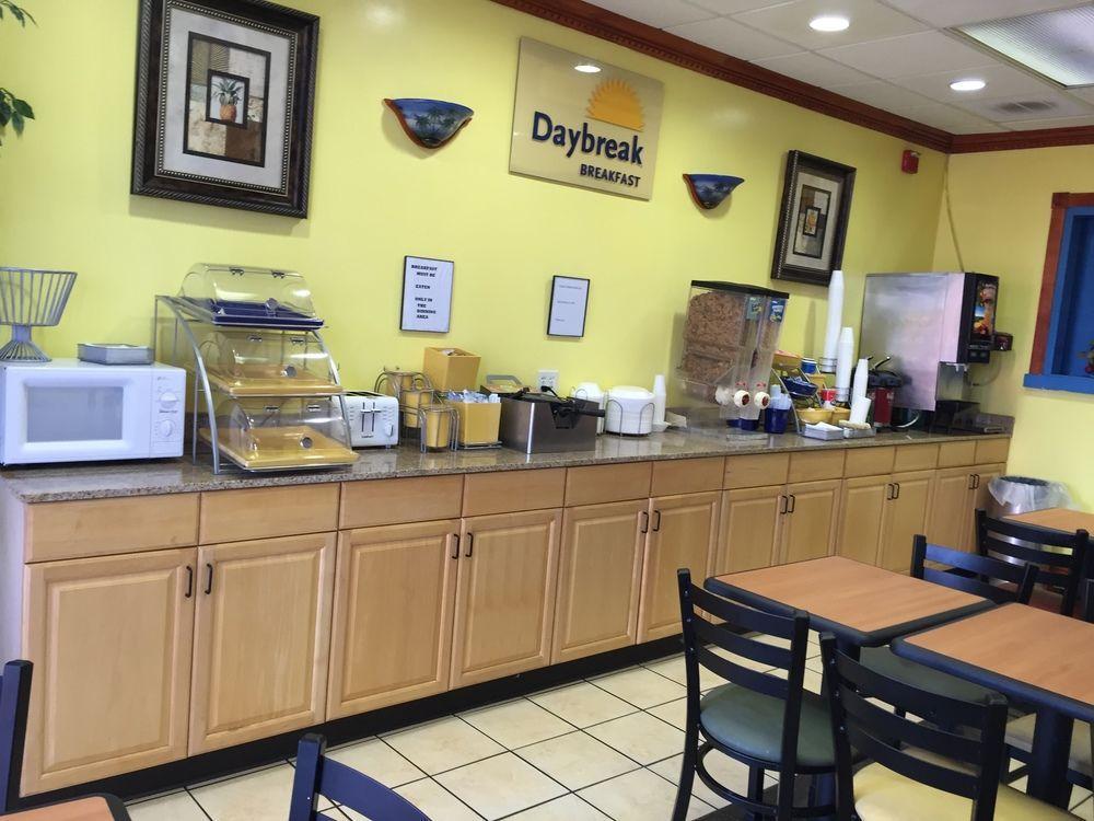 Days Inn By Wyndham פורט מאיירס מראה חיצוני תמונה