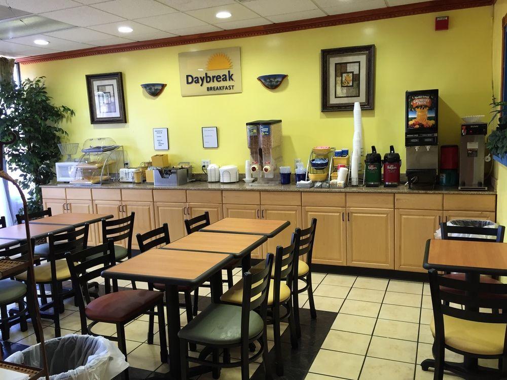 Days Inn By Wyndham פורט מאיירס מראה חיצוני תמונה