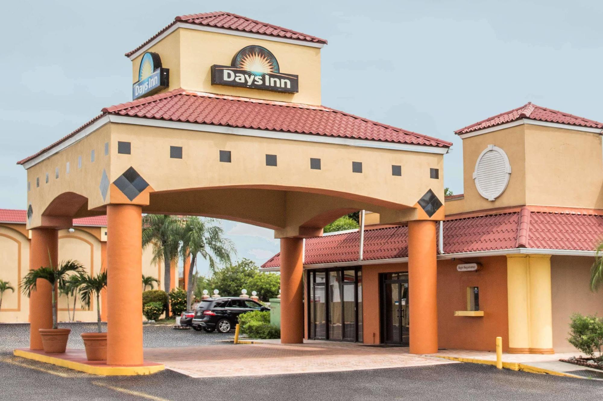 Days Inn By Wyndham פורט מאיירס מראה חיצוני תמונה