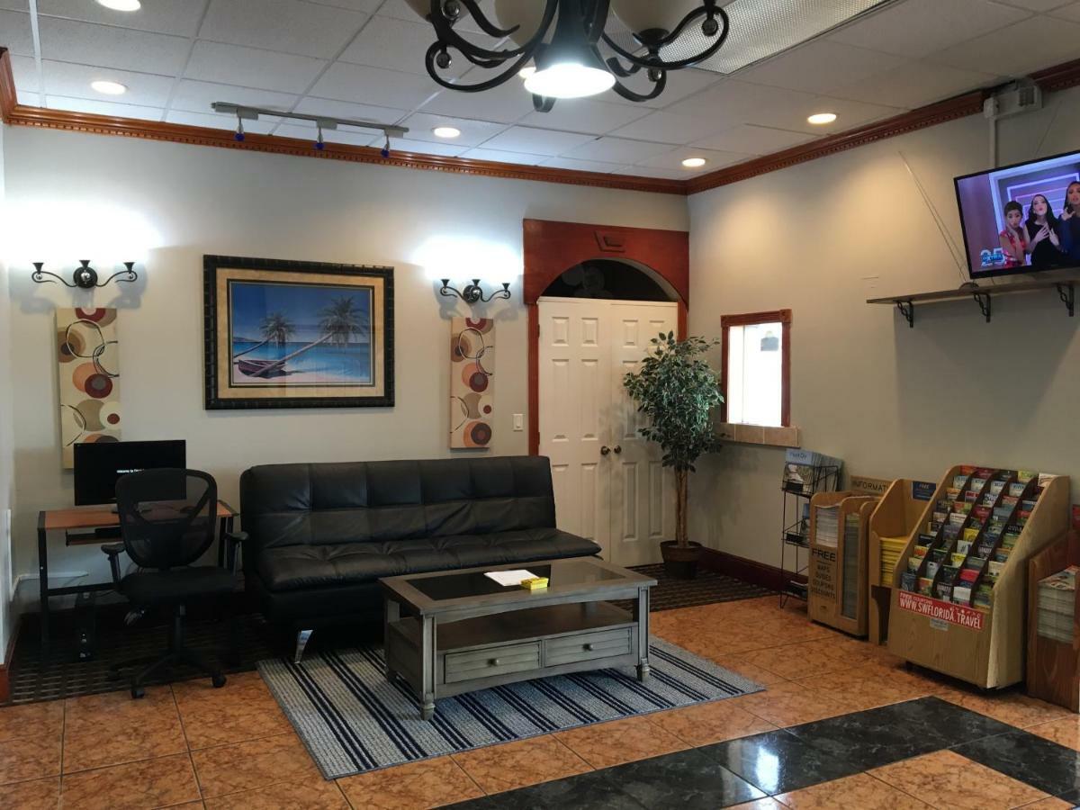 Days Inn By Wyndham פורט מאיירס מראה חיצוני תמונה