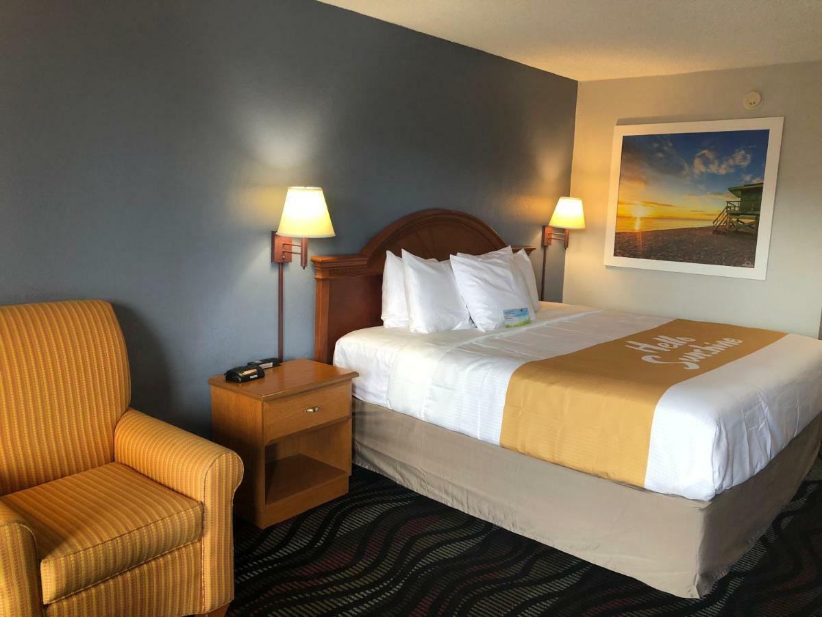 Days Inn By Wyndham פורט מאיירס מראה חיצוני תמונה